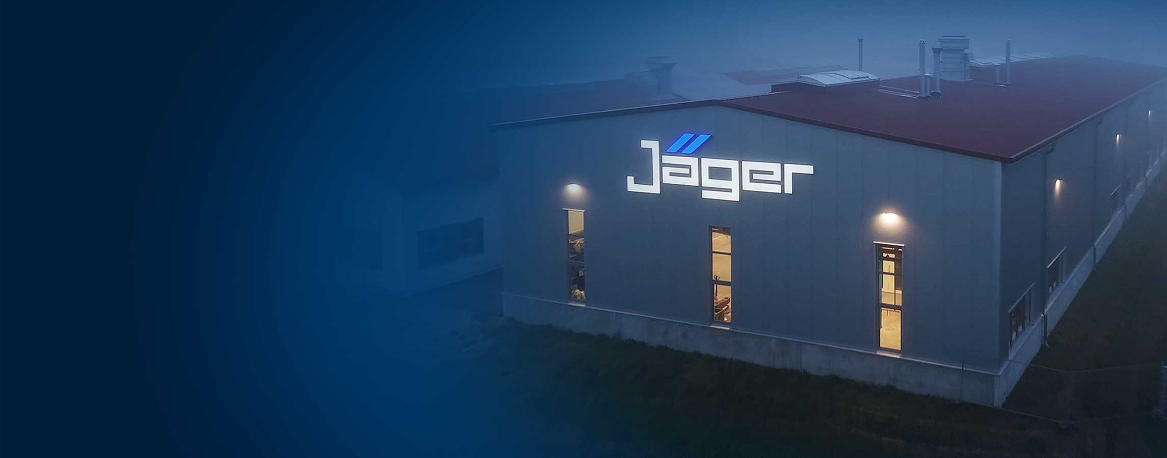 Halle mit beleuchtetem Jäger-Logo